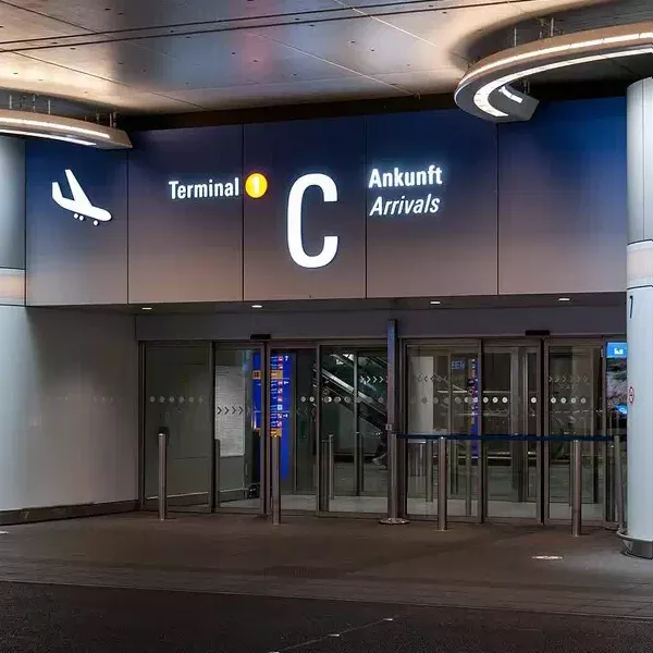 Ankunft Frankfurt Airport mit den Flugzeiten der Ankünfte am Flughafen Frankfurt Airport FRA - Airlines Ankünfte Heute Donnerstag 01.05.2025.
